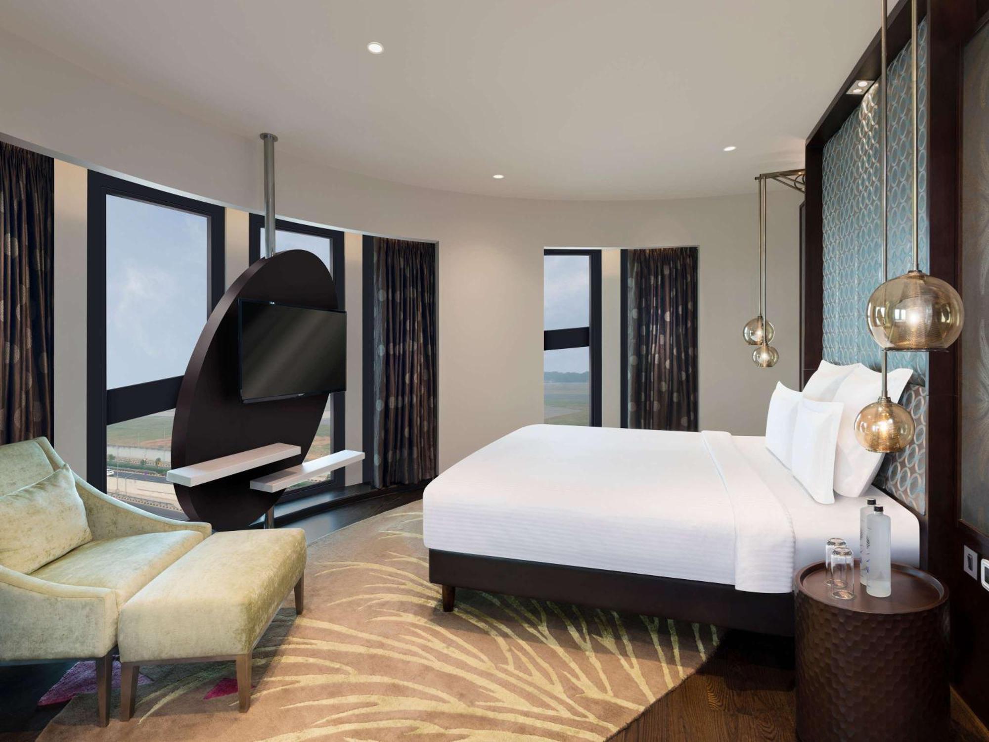 Pullman New Delhi Aerocity Экстерьер фото A bedroom at the hotel